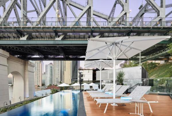 昆士兰州，布里斯班，凡塔左酒店的泳池区 © Furn-niche 版权所有