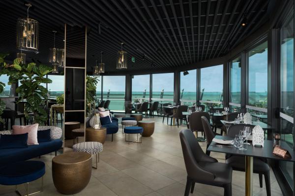 凯恩斯的 Rocco 屋顶酒吧 © 澳大利亚旅游局版权所有