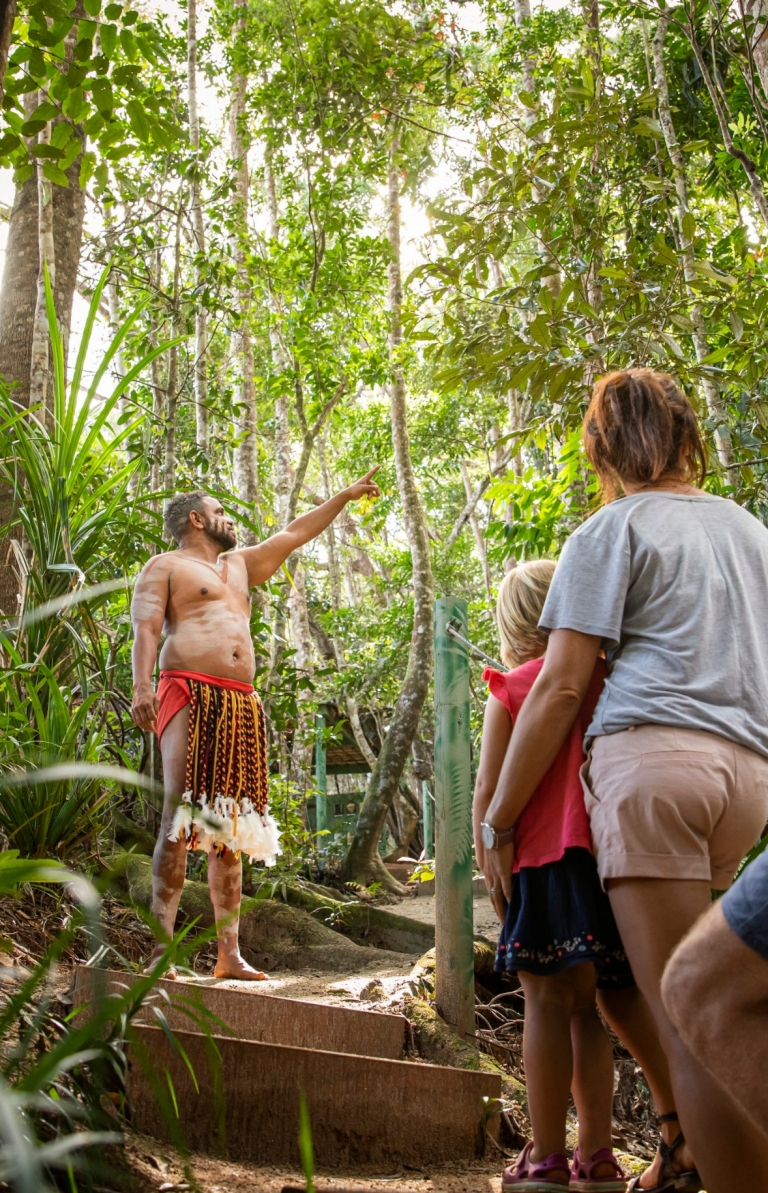 一家人正在体验帕玛吉里原住民体验之旅 © 澳大利亚旅游局版权所有