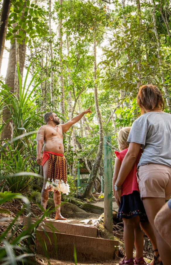 一家人正在体验帕玛吉里原住民体验之旅 © 澳大利亚旅游局版权所有