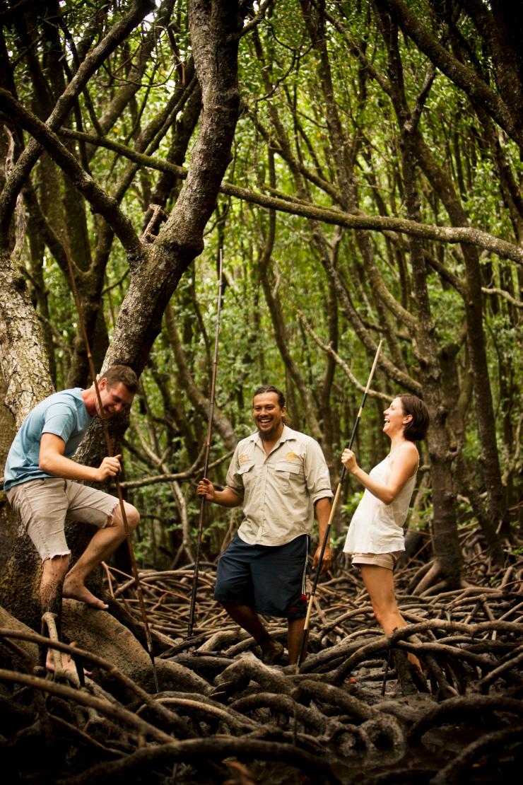 文化徒步探险之旅中游览热带雨林的情侣 © James Fisher 版权所有