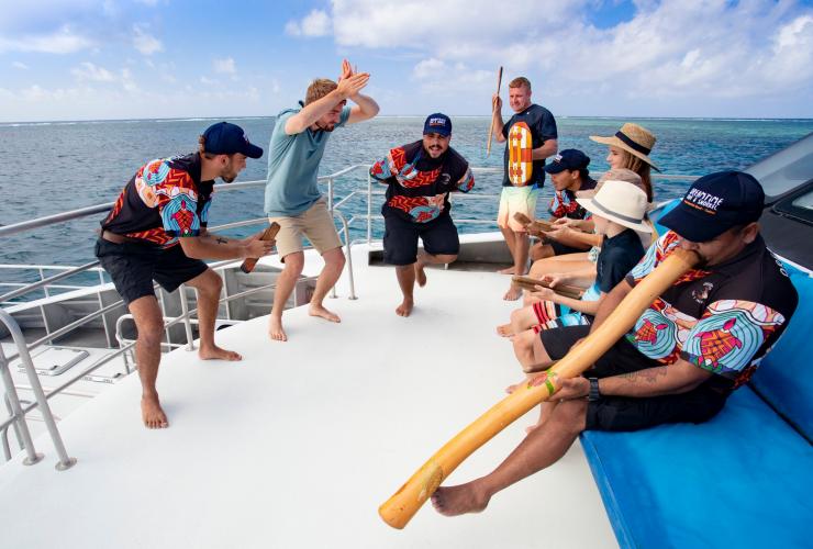 梦幻时光潜水和浮潜之旅的游客在船上参加欢迎仪式 © 昆士兰州旅游及活动推广局版权所有