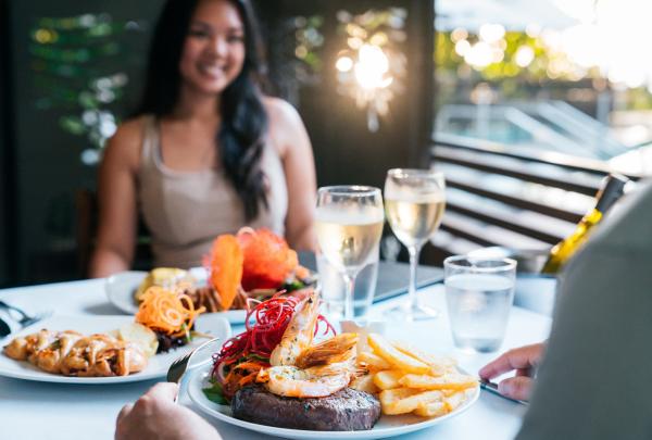 昆士兰州，绿岛，在绿岛度假村就餐 © 昆士兰州旅游及活动推广局版权所有