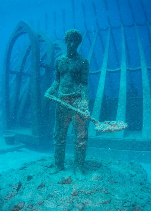 水下艺术博物馆的水下雕塑展（近汤斯维尔）© Matt Curnock 版权所有