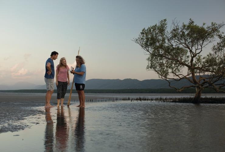 一对情侣正在库亚海滩的库库雅拉尼族文化栖息地之旅中学习如何捉泥蟹 © 昆士兰州旅游及活动推广局版权所有