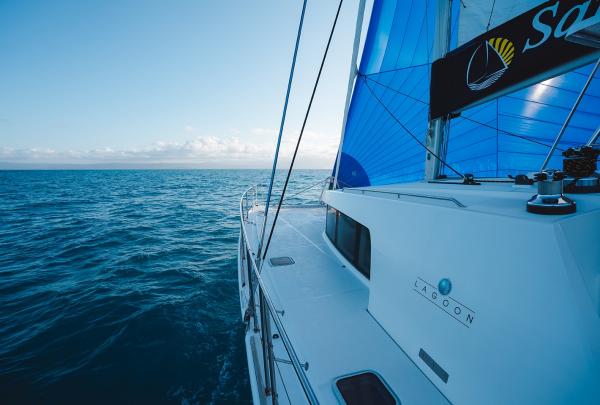 一艘大堡礁和海岛航海旅行公司的帆船在道格拉斯港海岸边漫游 © 澳大利亚旅游局版权所有