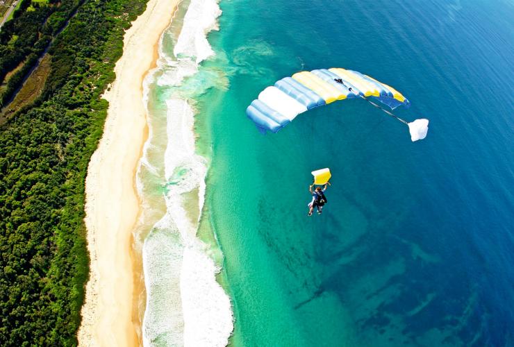 昆士兰州，凯恩斯跳伞 © 昆士兰州旅游及活动推广局版权所有