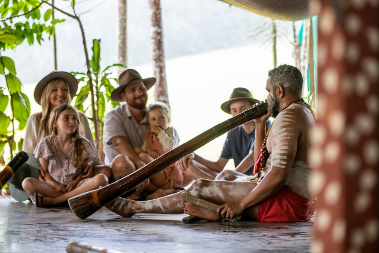 一家人在热带雨林自然公园一起观看迪吉里杜管表演 © 昆士兰州旅游及活动推广局版权所有