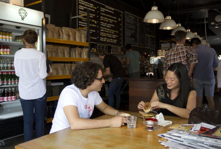 澳大利亚首都领地，堪培拉，人们在 Lonsdale Street Roasters 里边喝咖啡边聊天 © 堪培拉观光局版权所有