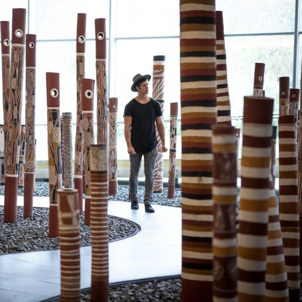 澳大利亚首都领地，堪培拉，澳大利亚国立美术馆的原住民纪念碑 © 堪培拉观光局版权所有