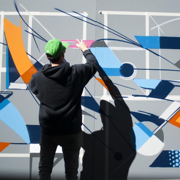 澳大利亚首都领地，堪培拉，在堪培拉博物馆和美术馆庭院中工作的 Omega 涂鸦艺术家 Vans © 堪培拉观光局，Martin Ollman 版权所有