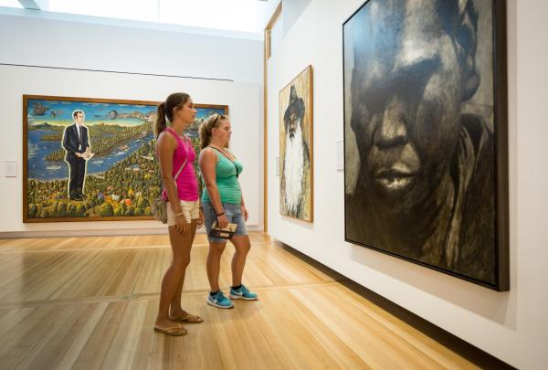 澳大利亚首都领地，堪培拉，在国家肖像美术馆欣赏肖像画的两名女性 © 堪培拉观光局版权所有