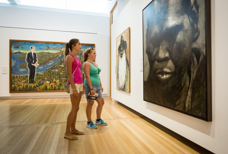 澳大利亚首都领地，堪培拉，在国家肖像美术馆欣赏肖像画的两名女性 © 堪培拉观光局版权所有