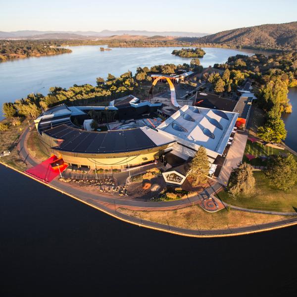 澳大利亚首都领地，堪培拉，澳大利亚国家博物馆鸟瞰图 © 堪培拉观光局，Adam McGrath of HCreations 版权所有