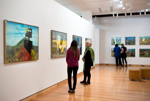 澳大利亚首都领地，堪培拉，在堪培拉博物馆和美术馆欣赏画作的人 © 堪培拉观光局，Penny Bradfield 版权所有