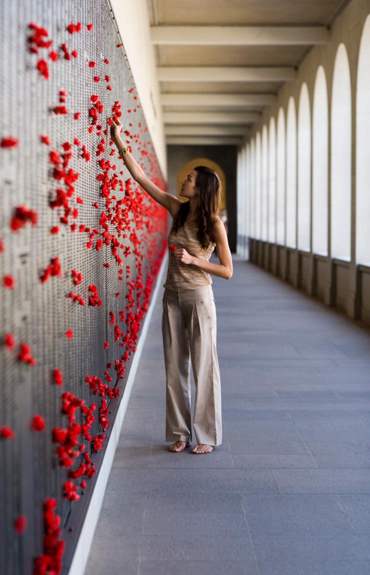 在堪培拉的澳大利亚战争纪念碑前的女性 © 澳大利亚旅游局版权所有