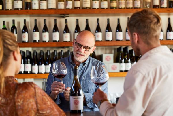 新南威尔士州穆任百特曼，一对情侣在克洛纳基拉酒庄品酒 © 新南威尔士州旅游局版权所有