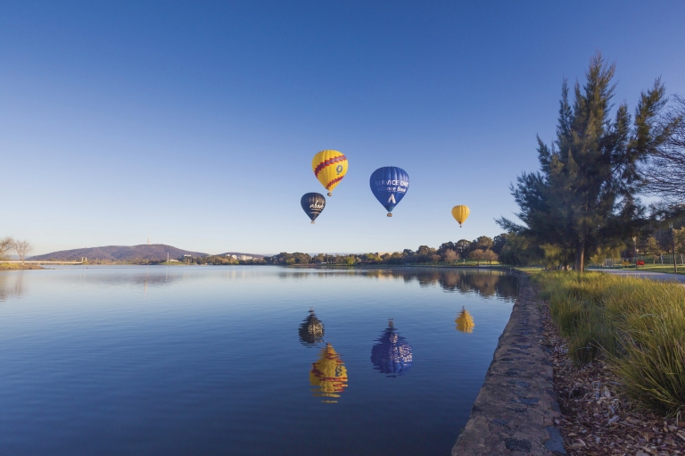 澳大利亚首都领地，堪培拉，伯利格里芬湖上空的热气球 © 堪培拉观光局版权所有