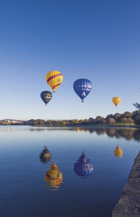 澳大利亚首都领地，堪培拉，伯利格里芬湖（Lake Burley Griffin）上空的热气球 © 堪培拉观光局版权所有