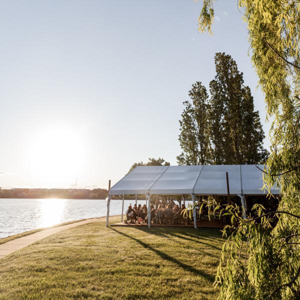 在堪培拉的 Armada 户外酒吧观赏日落 © 船屋餐厅版权所有