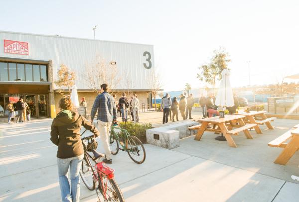 抵达菲什维克 Dairy 路购物区首都啤酒公司的自行车骑手 © 堪培拉观光局版权所有