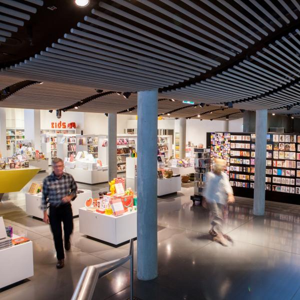 在堪培拉澳大利亚国立美术馆礼品店购物的人 © 堪培拉观光局版权所有