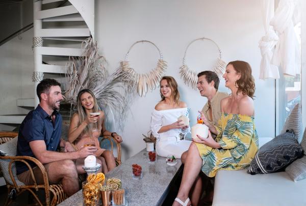 与好友相约达尔文 The Trader Bar 畅饮 © 北领地旅游局/Shaana McNaught 版权所有