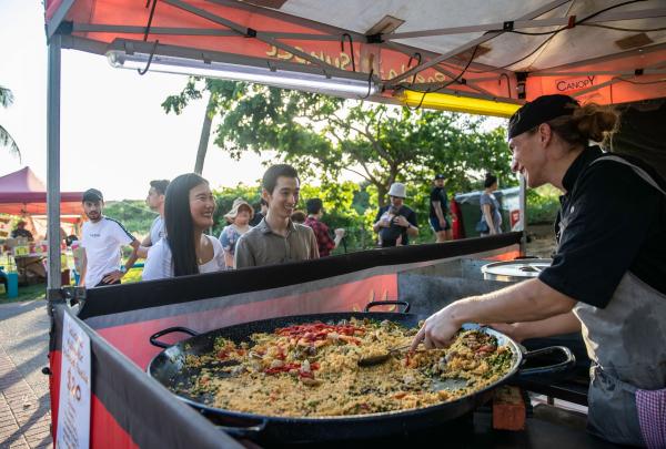 北领地，达尔文，明迪尔海滩黄昏市场 © 北领地旅游局/Helen Orr 版权所有