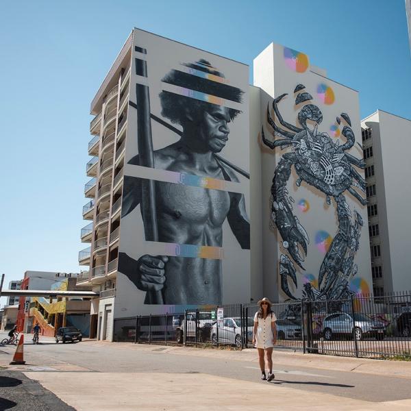 站在达尔文一幅壁画前的女性 © 澳大利亚旅游局版权所有