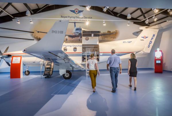 位于达尔文皇家飞行医生服务所旅游中心的退役飞机 © 北领地旅游局/Nick Pincott 2016 版权所有