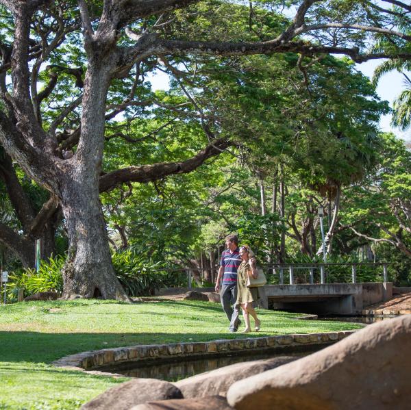 在达尔文漫步穿越乔治布朗达尔文植物园的情侣 © 北领地旅游局/Shaana McNaught 版权所有