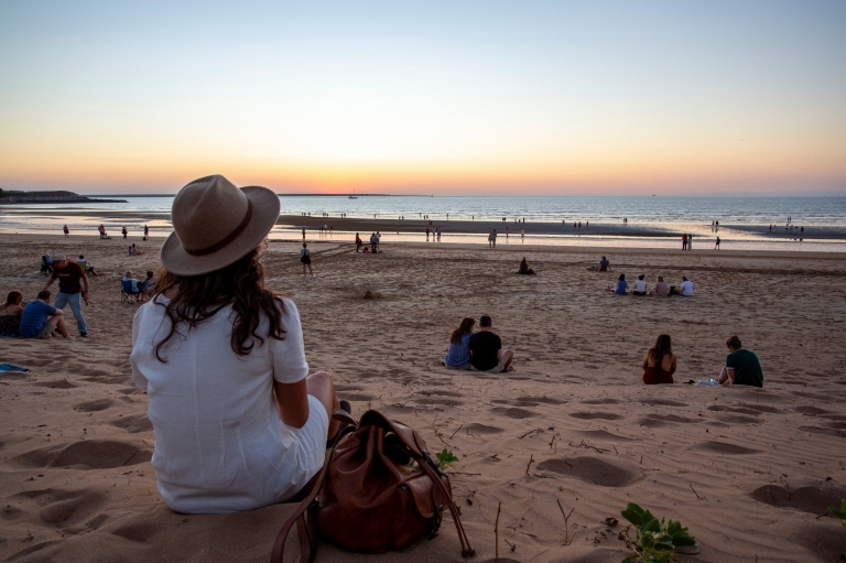 北领地，达尔文，日落时分的明迪尔海滩 © 澳大利亚旅游局版权所有