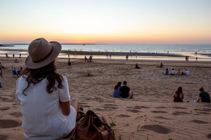 北领地，达尔文，日落时分的明迪尔海滩 © 澳大利亚旅游局版权所有