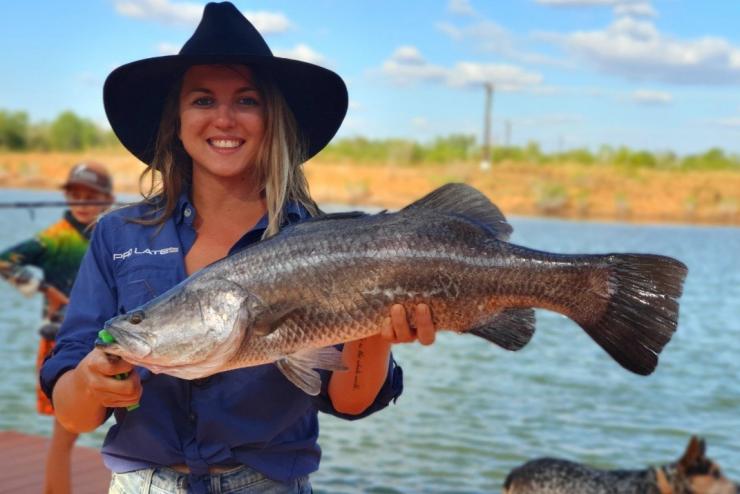 参加 Barramundi Adventures Darwin 之旅举着澳大利亚肺鱼的女士 © Barramundi Adventures Darwin 版权所有