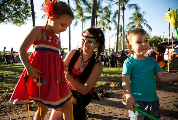 达尔文明迪尔海滩黄昏市场的儿童 © 北领地旅游局/明迪尔海滩黄昏市场版权所有