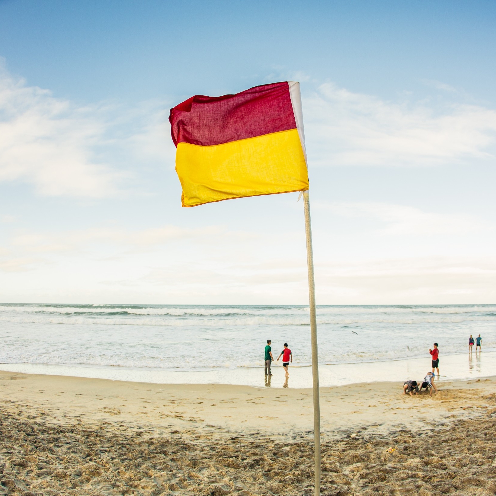 黄金海岸上的红黄旗 © 澳大利亚旅游局版权所有