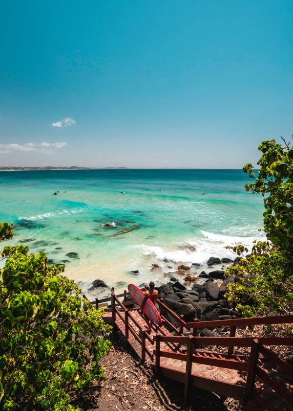 黄金海岸的冲浪者走向彩虹湾 © 昆士兰州旅游及活动推广局版权所有