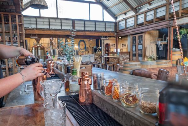 黄金海岸 Granddad Jacks 手工酿酒厂的鸡尾酒制作 © 澳大利亚旅游局版权所有