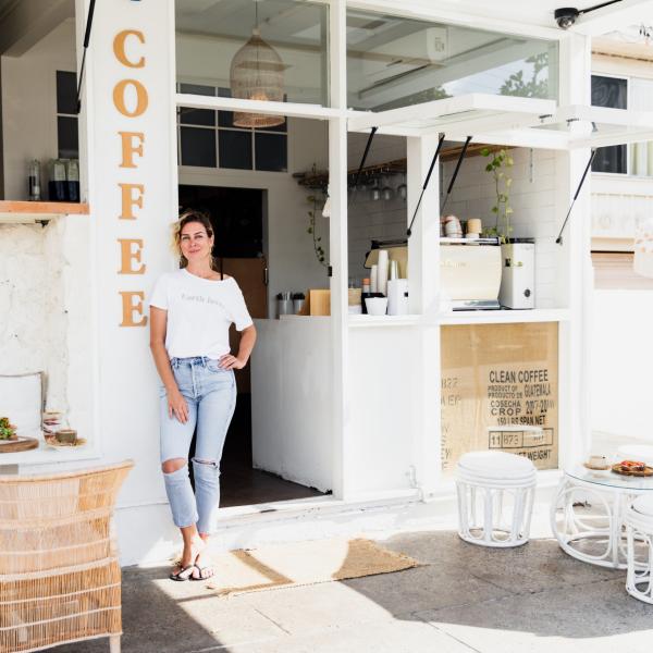  Milkman's Daughter 咖啡馆老板 Andrea Halkova 在美人鱼海滩的 Milkman's Daughter © Kirra Smith / Milkman’s Daughter 版权所有