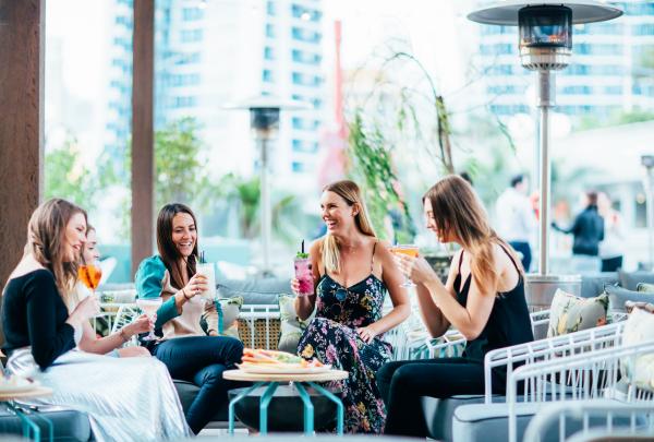 在黄金海岸的岛屿屋顶酒吧与好友小酌 © 黄金海岸旅游局版权所有