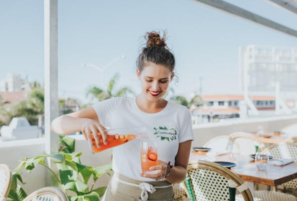 黄金海岸上的 The Collective 屋顶酒吧 © 黄金海岸旅游局版权所有