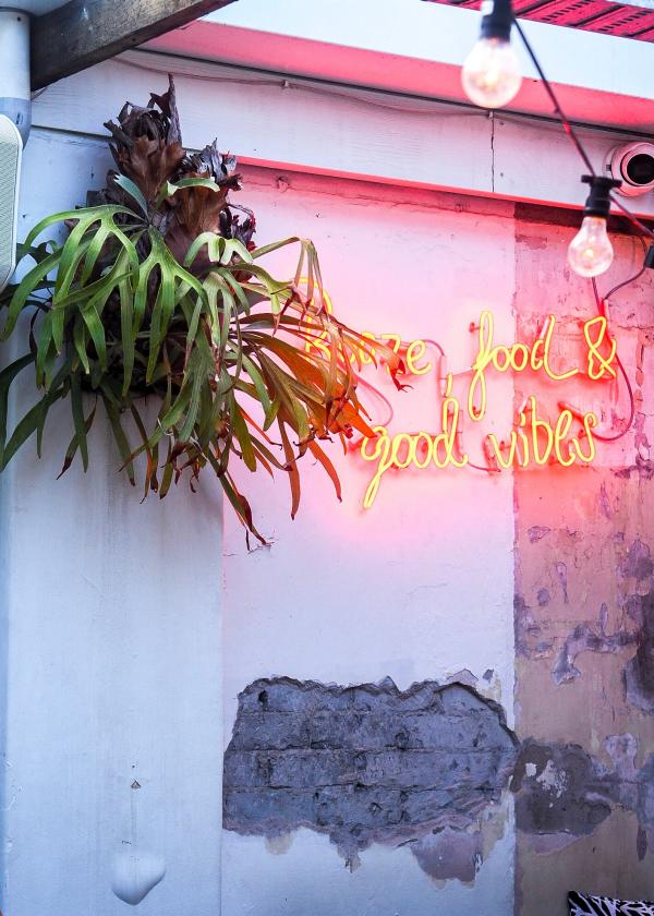 黄金海岸 Justin Lane 的霓虹灯 © 黄金海岸旅游局版权所有