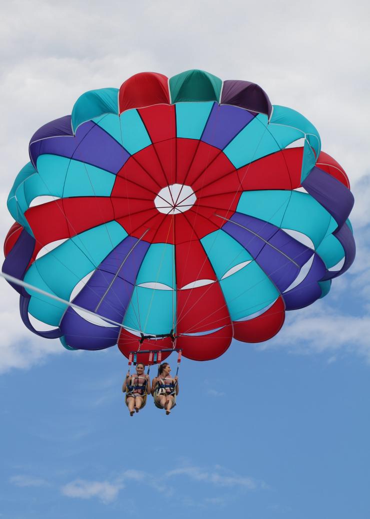参加 Gold Coast Watersports 组织的黄金海岸滑翔伞运动 © 黄金海岸旅游局版权所有