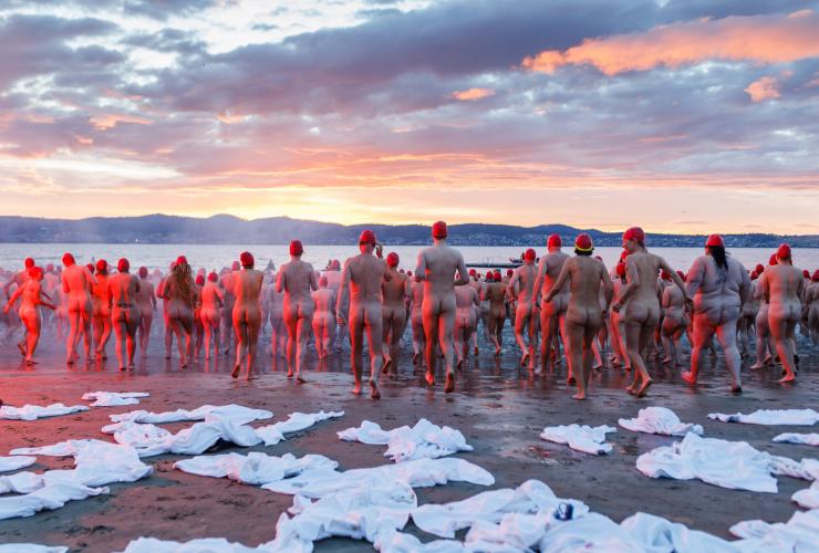 塔斯马尼亚州，霍巴特，Dark Mofo，冬至裸泳 © Dark Mofo/Jesse Hunniford 版权所有