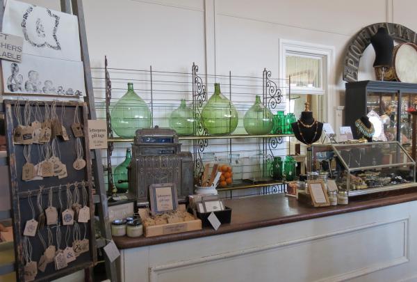 新诺福尔德瑞尔大厅商场展示的古玩 © 塔斯马尼亚旅游局/Kathryn Leahy 版权所有