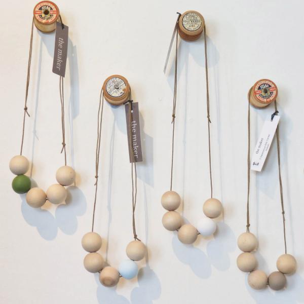 塔斯马尼亚州炮台岬萨拉曼卡艺术中心 The Maker 的串珠项链 © 塔斯马尼亚旅游局/Kathryn Leahy 版权所有