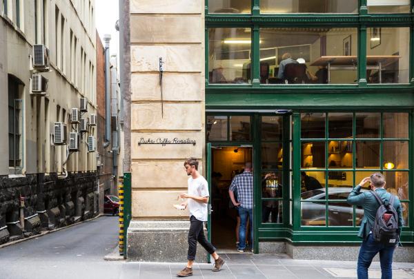 一位男士在墨尔本 Dukes Coffee Roasters 喝咖啡 © 维多利亚州旅游局版权所有