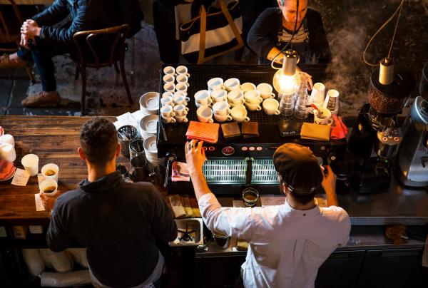 墨尔本 ST. ALi 咖啡馆的咖啡师 © 维多利亚州旅游局版权所有