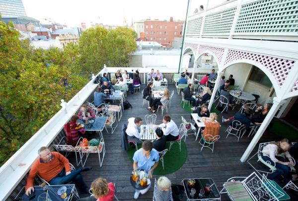 维多利亚州，墨尔本，Madame Brussels 屋顶酒吧 © 维多利亚州旅游局版权所有