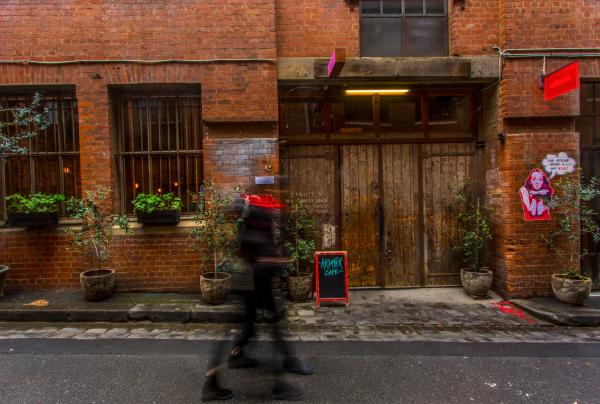 维多利亚州，墨尔本，吉尔福德街，克林姆佩咖啡馆 © 维多利亚州旅游局版权所有